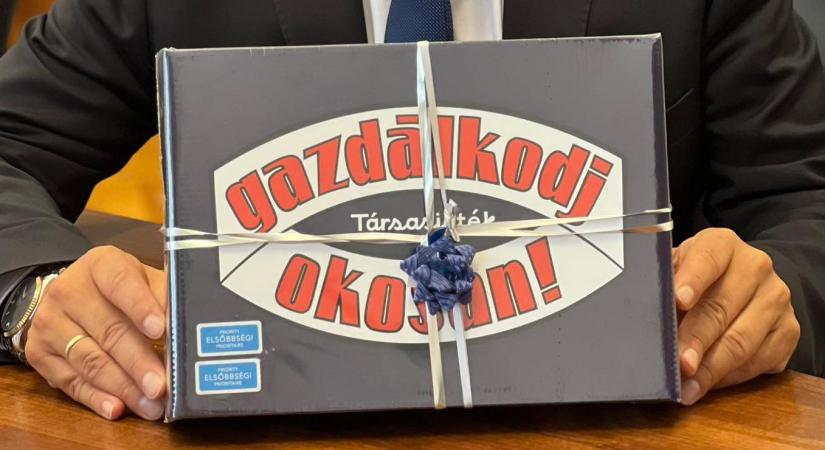 Gazdálkodj okosan! társasjátékot kapott születésnapjára Karácsony Gergely az államtitkártól