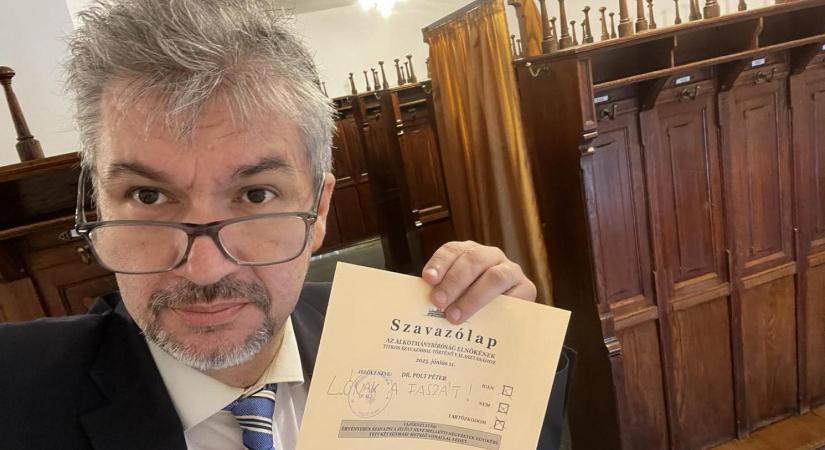 Hadházy Ákos a ruhatárban szavazott Polt Péter Ab-elnökké választásáról