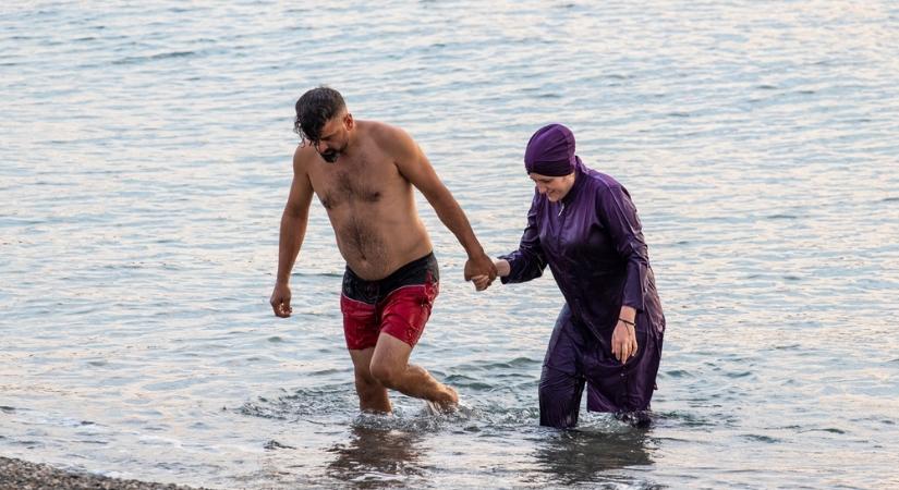 Burkini viselésére ösztönzi a nőket a nyilvános strandokon az új szír kormány