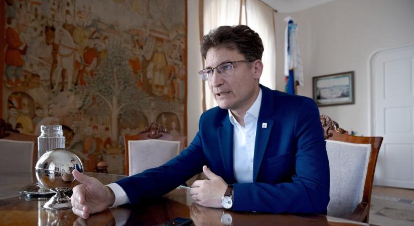 A kormányszóvivő elnézést kért Cser-Palkovics Andrástól, amiért picsogásnak nevezte a szolidaritási adó kritikáját