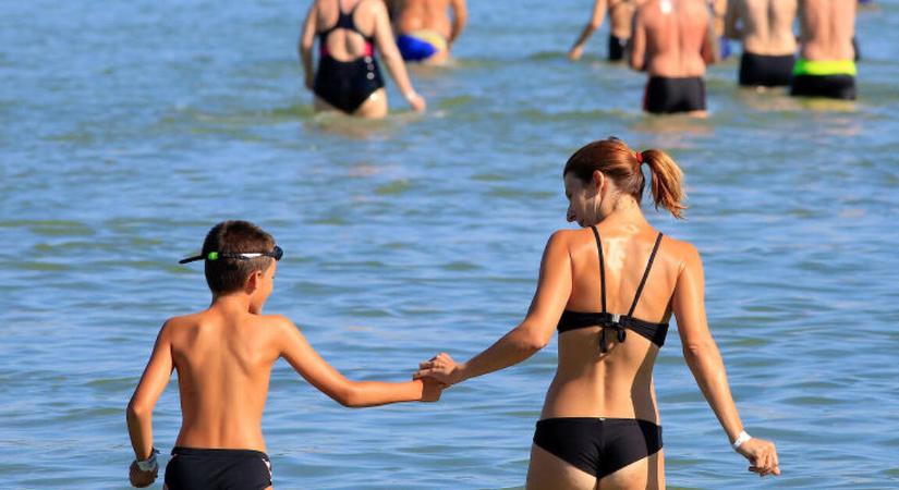 Csúnyán megdrágultak a balatoni strandok – íme, a legdrágább és legolcsóbb helyek!