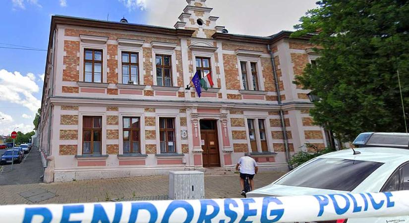Dráma Tatán: a buszon felejtette az alvó elsős gyermeket az osztályfőnök, a 7 éves kislány kitörte az ablakot, így megmenekült meg a fulladástól