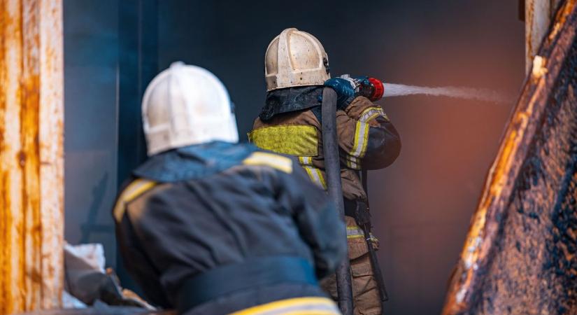 Több vízsugárral sikerült megfékezni az óriási lángokat