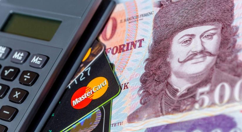 Visszapénzt kapnak az egyik hazai bank ügyfelei, komoly összeg jöhet vissza a számlánkra