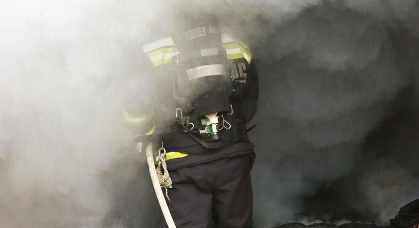 Kigyulladt egy melléképület Várpalotán