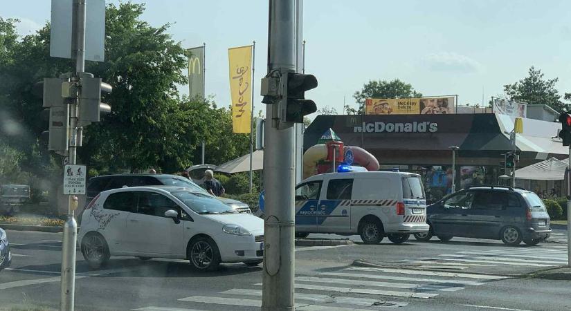 Kaposvári balesetduó: a gyorsétteremnél és a felüljárónál is karambol történt