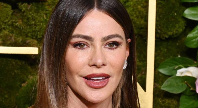 Az 52 éves Sofia Vergara félmeztelen fotója: tangás bikiniben mutatta meg kerek idomait