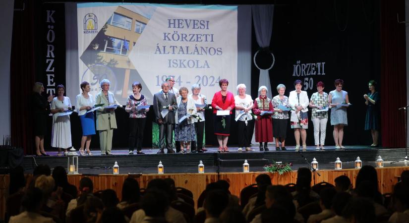 Ötven éve tanítanak, nevelnek a hevesi iskolában  galéria és videó