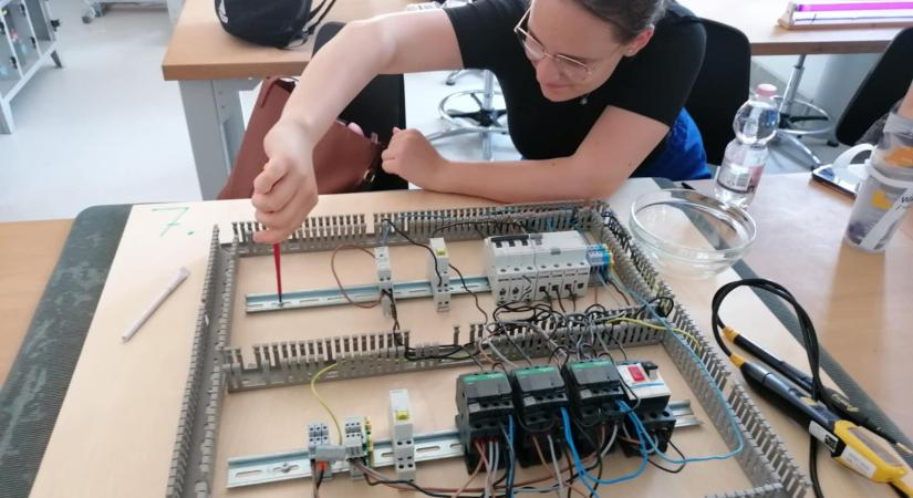 Cégeknél jártak a Corvin gépészet, valamint elektronika és elektrotechnikai diákjai