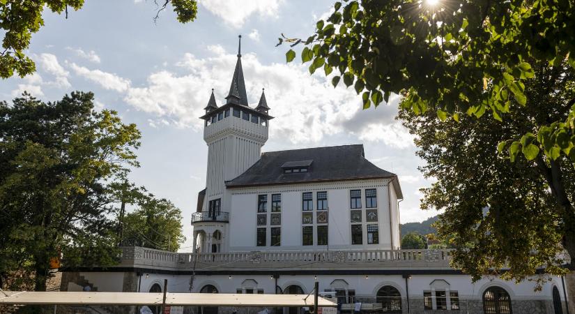Közel kétmilliárdnyi közpénzből újították fel a sátoraljaújhelyi Bortemplomot, aminek működtetését az önkormányzat Németh Szilárd magánalapítványára bízta