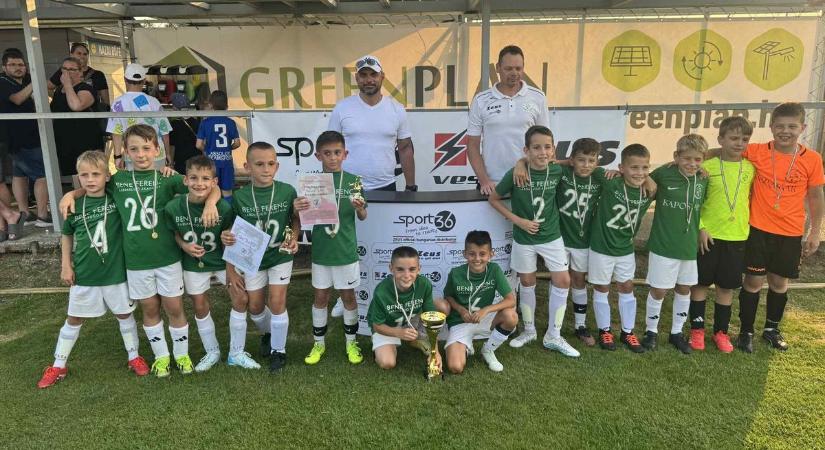 Kaposvári futball legendák álltak sorfalat a fiatal bajnokoknak