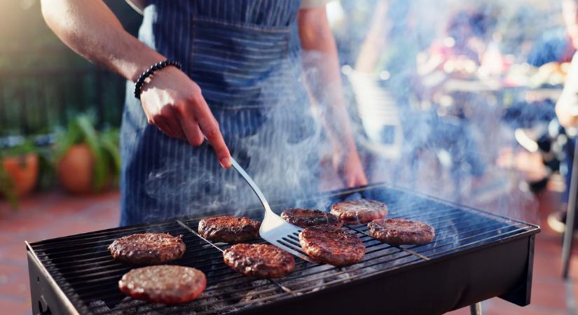 Ezt kell tudnia a grillezésről, még Lázár Chef is adott hozzá receptet!
