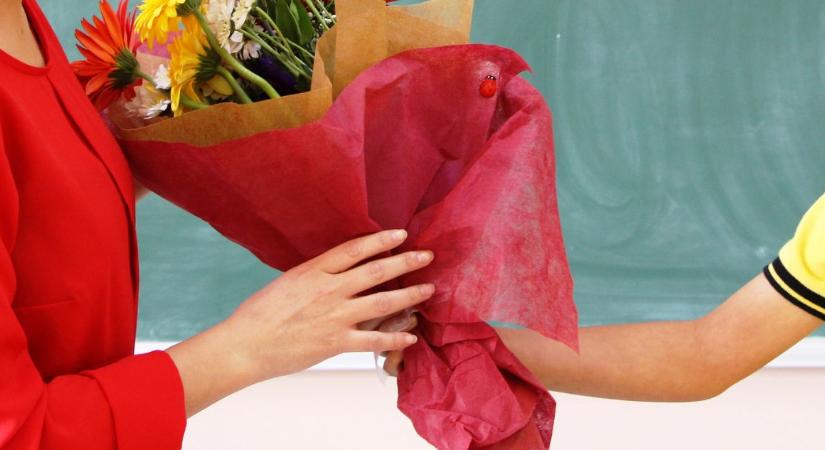 Év végi ajándék a tanároknak: a hála jele vagy kiüresedett gesztus?