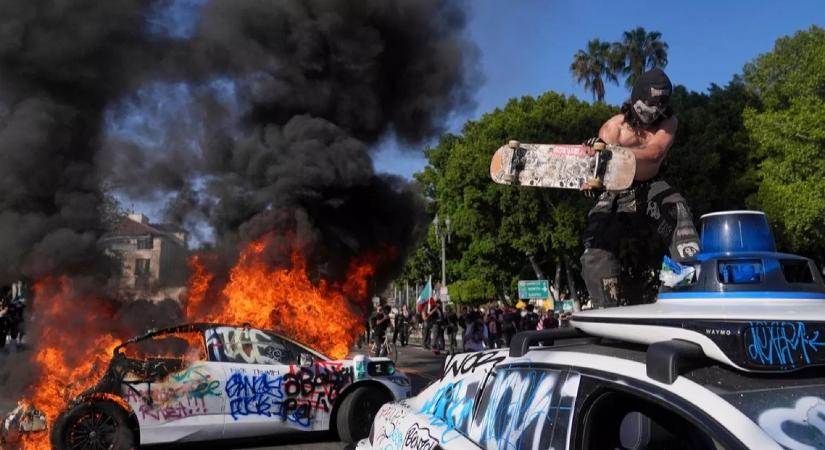 Los Angeles lángokban – önvezető taxikat gyújtottak fel a tüntetők