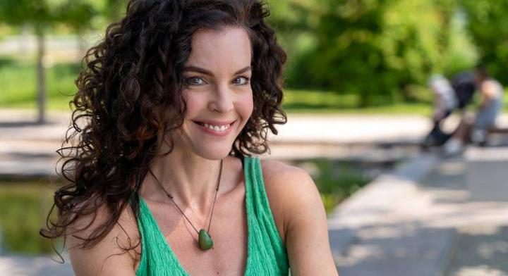 „Apu és Anyu is ott van mindenemben, pedig megölelni már nem tudom őket” – interjú Dobray Saroltával