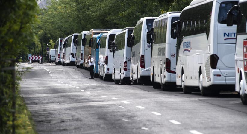 Buszon felejtettek egy alvó első osztályost egy iskolai kirándulás után a múlt heti forróságban