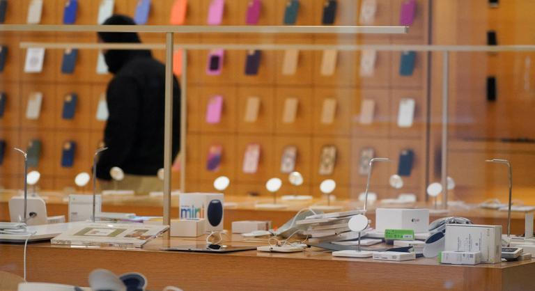 Videón, ahogy kifosztanak egy Apple-üzletet a tüntetők Los Angelesben