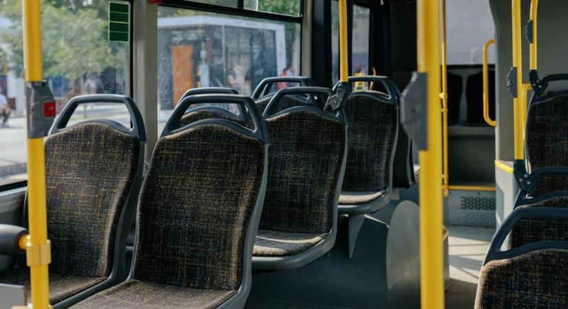 Dráma Tatán: buszban felejtettek egy hétéves kislányt a nagy hőségben