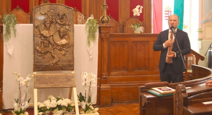 Domborműbe álmodták a Petőfi családot, lenyűgöző bemutatót tartottak a városházán – galériával