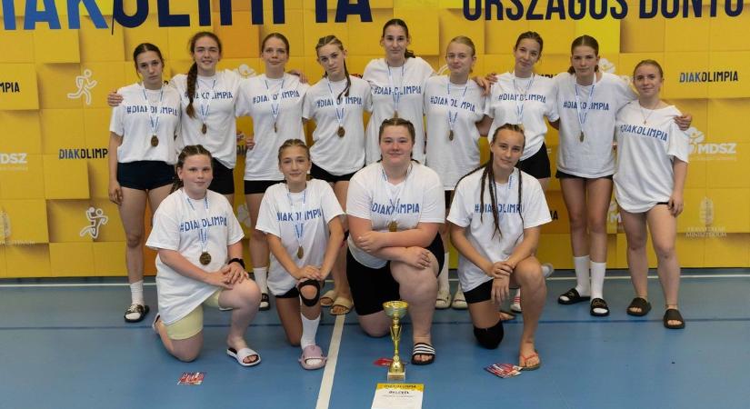 Gólkirálynőt ünnepel Harta a diákolimpia aranyérmes kézislányai között