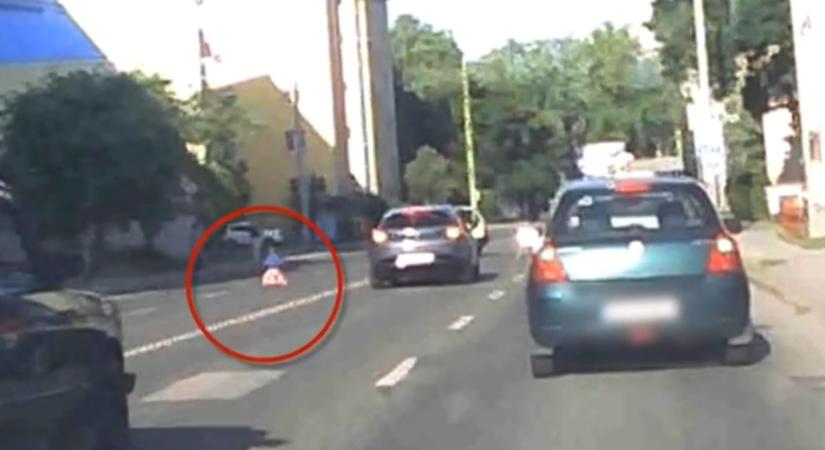 Forgalmas úton mentették meg a kisfiú életét a pécsi autósok – Videó
