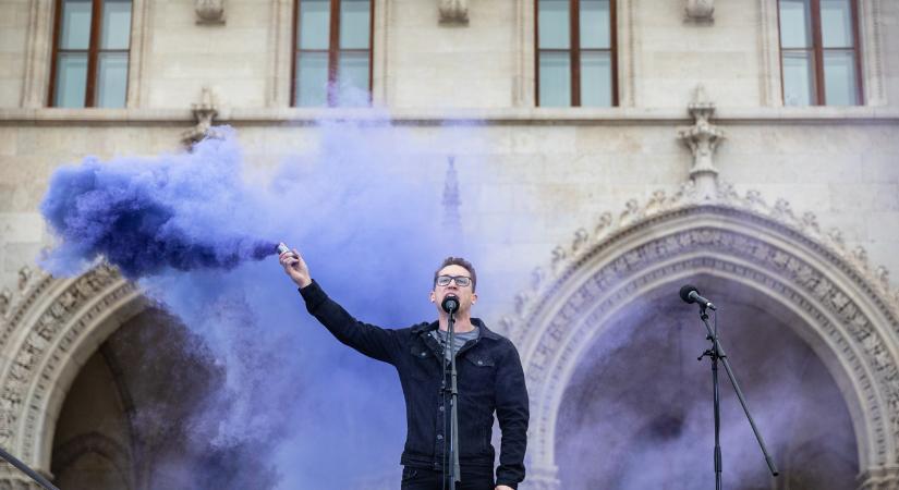 A momentumos Bedő Dávid mentelmi jogának felfüggesztését kéri a legfőbb ügyész, a politikus meg sem jelenhet a mentelmi bizottság ülésén