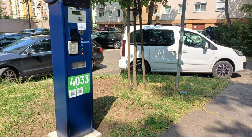 Megkezdték a parkolási jegyautomaták kihelyezését Debrecenben