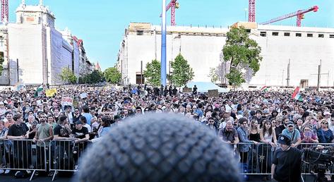 Elindult a számháború, Deák Dániel szerint pár százan, Hadházy szerint 40 ezren tüntettek tegnap a Kossuth téren