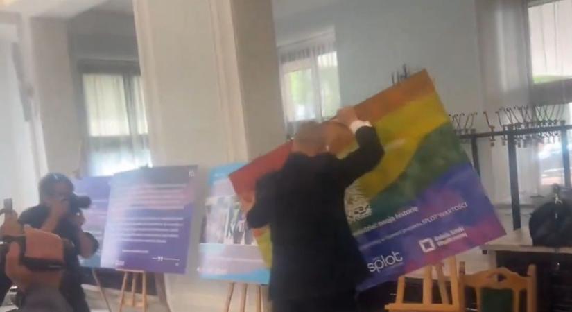 Elege lett a szivárványlobbiból, lebontotta az LMBTQ-kiállítást a lengyel képviselő (VIDEÓ)