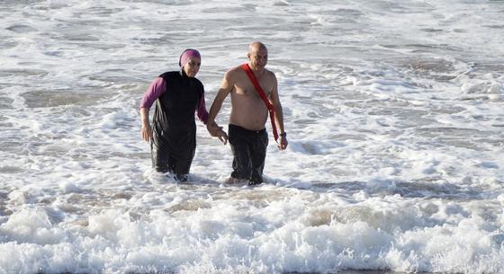 Szíriában kötelezővé tették a strandon a burkinit