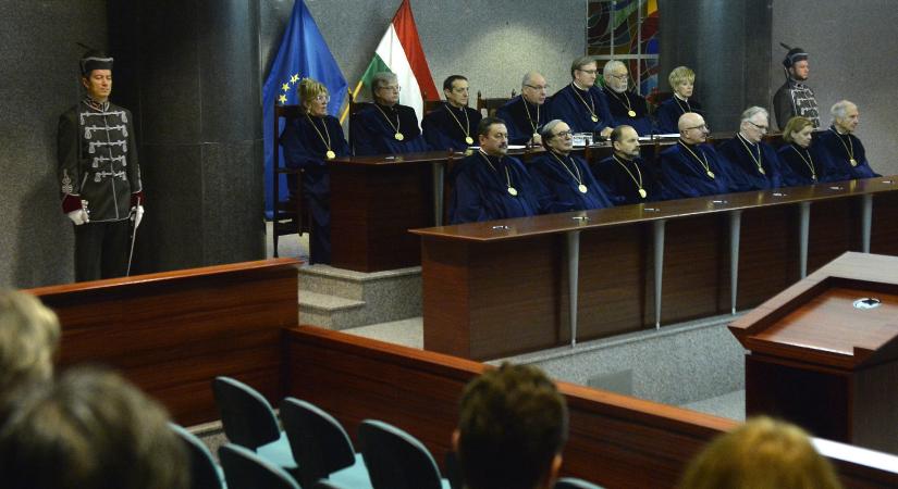 Pokol Bélának minden idejét „az alkotmánypuccstervek elleni szellemi előkészületek” kötik le