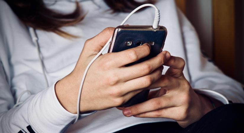 15 éven aluliaknak jöhet a francia "Facebook-stop"