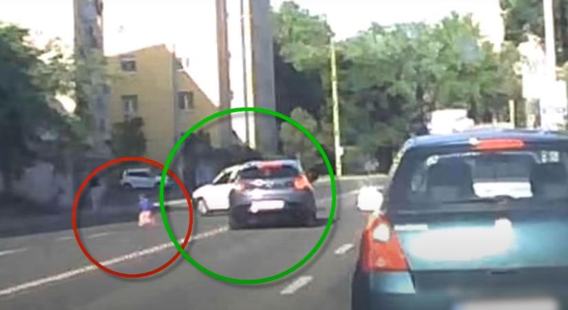 Döbbenetes képsorok – játékmotoros kisgyermek tűnt fel az autók között, hajszálon múlott a tragédia (VIDEÓ)