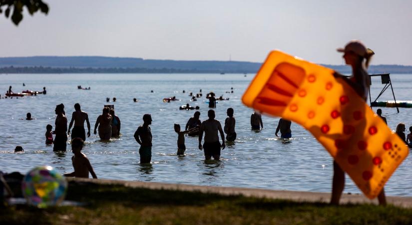 Azért, hogy megvehesse 1.500.- ért a sima lángost a balatoni strandon, egy 4 fős család belépőre cirka 10.000.- forintot kell leszurkoljon