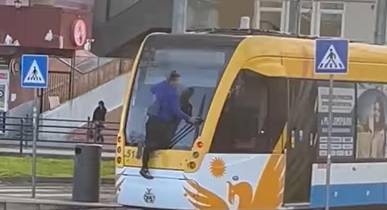 Életveszélyes „tujázás” Miskolcon, két fiatal kapaszkodott a villamos hátuljába
