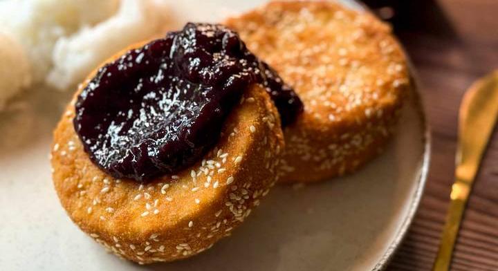 Szezámmagos bundában sült camembert: áfonyalekvárral az igazi