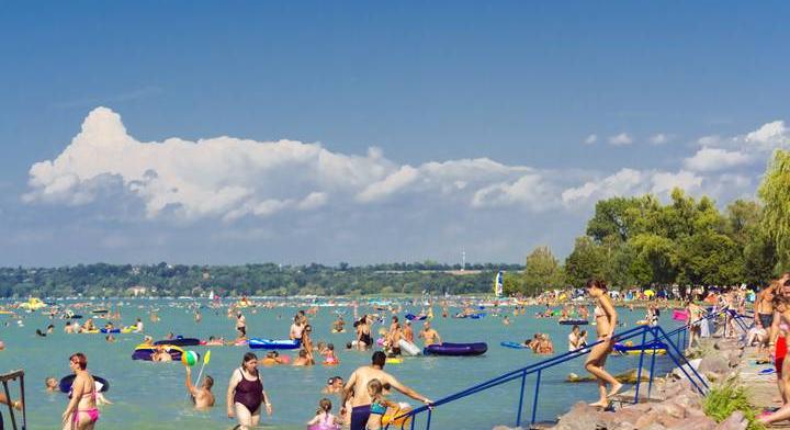 Kellemetlen meglepetés várhatja a fürdőzőket a Balatonon: súlyos következményei vannak a felmelegedésnek