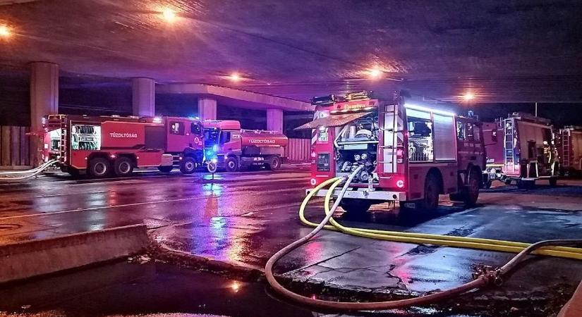 Hős rendőr mentette ki az idős nőt a lángoló autóból