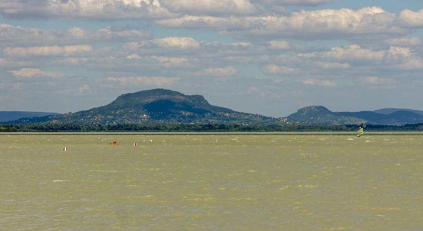 Itt vannak az idei balatoni strandbelépők árai, ez bizony fájni fog