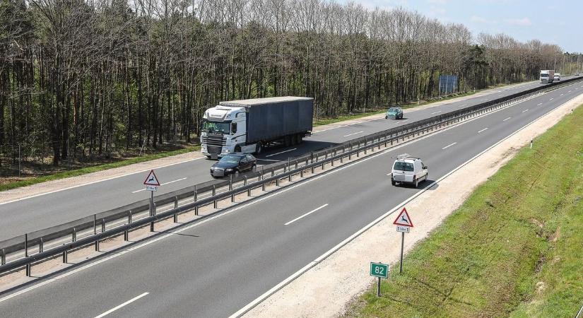 Meghalt egy kamion vezetője az M86-os úton