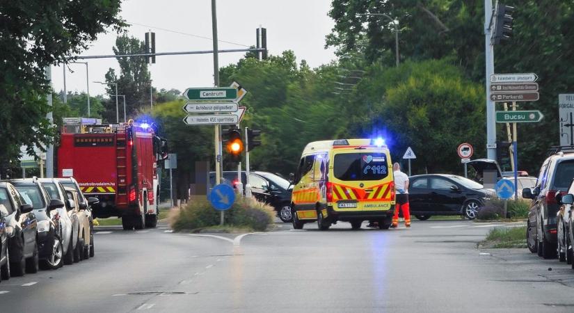 Újabb baleset Szombathelyen, ismét szükség volt a tűzoltókra is - helyszíni fotók