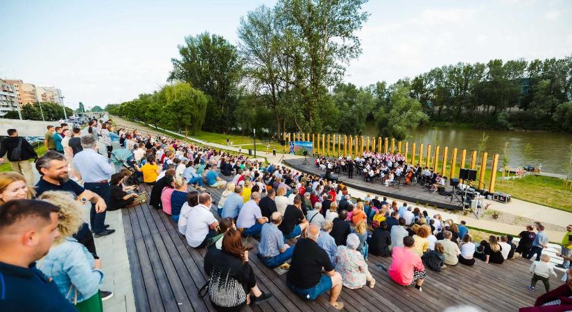 Átadták a felújított Szamos-parti sétányt Szatmárnémetiben
