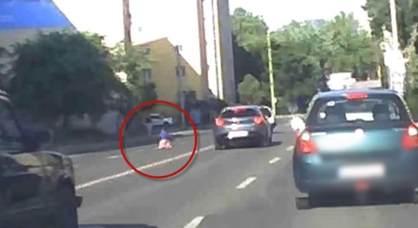 Hihetetlen: kisgyerek játékmotorozott a dunántúli nagyváros legforgalmasabb útján - csodával ér fel, hogy nem történt tragédia (videó)