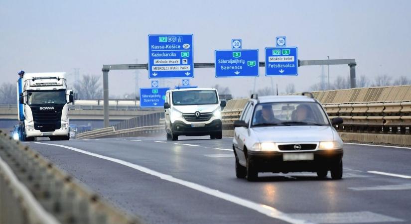 Kamion miatt dugult be az M3-as