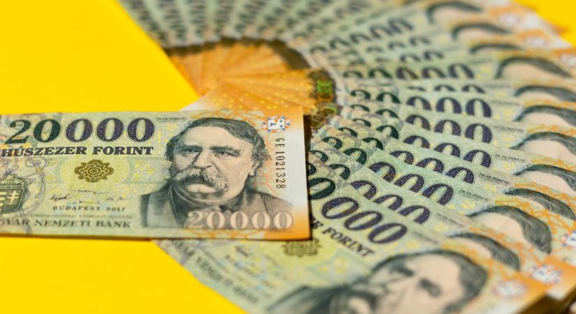 Vízválasztó szinthez érhet a forint árfolyama: mikor érdemes eurót váltani a nyaralásra?