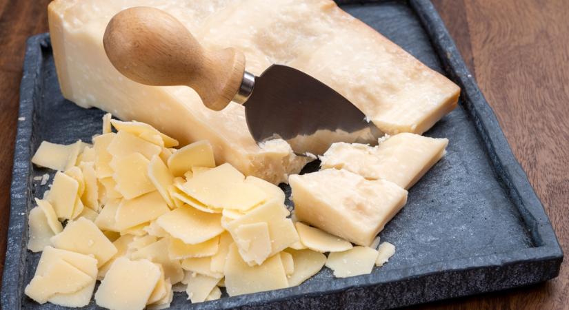 8 millióért parmezánt? Olaszországban felvágták a féltve őrzött sajtkincset