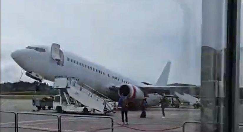 Az utasok kiszállítása közben farokrészére billent a Wizz Air járatát teljesítő 737-es