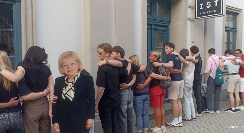Eger jövője nem eladó: átölelték az Ifjúsági Házat és még Rák Sándorné is részt vett a megmozduláson