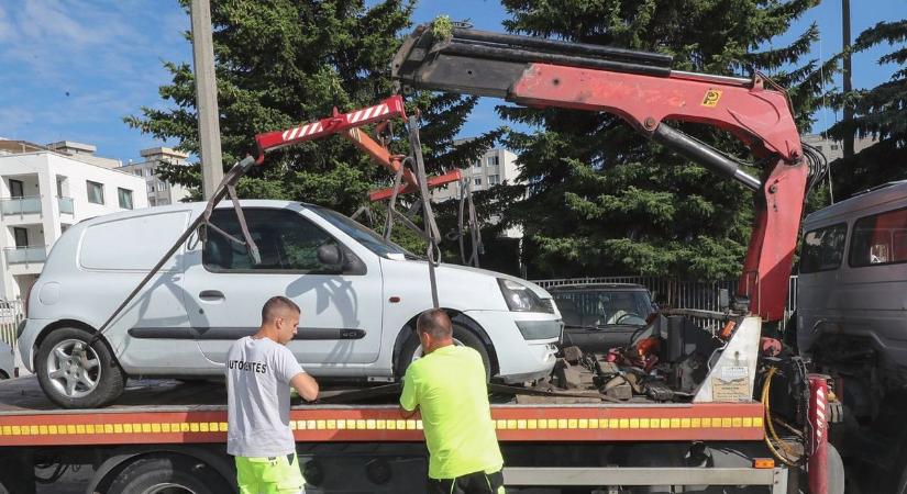 Rendkívüli: elszállítják az autókat Pécsről, ráadásul a tulajdonos költségére