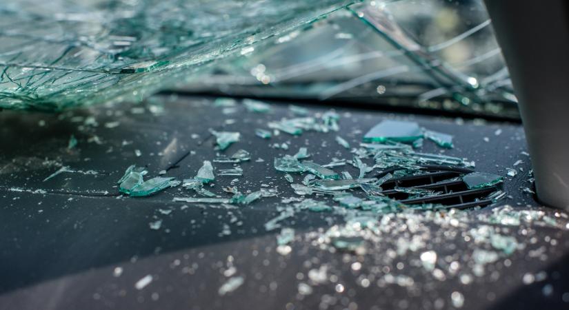 Útkarbantartó munkagépbe rohant egy autó az M6-oson